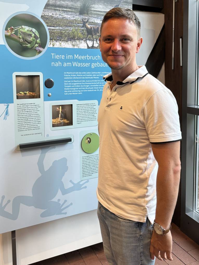 Porträtfoto eines Mannes in einer Ausstellung.