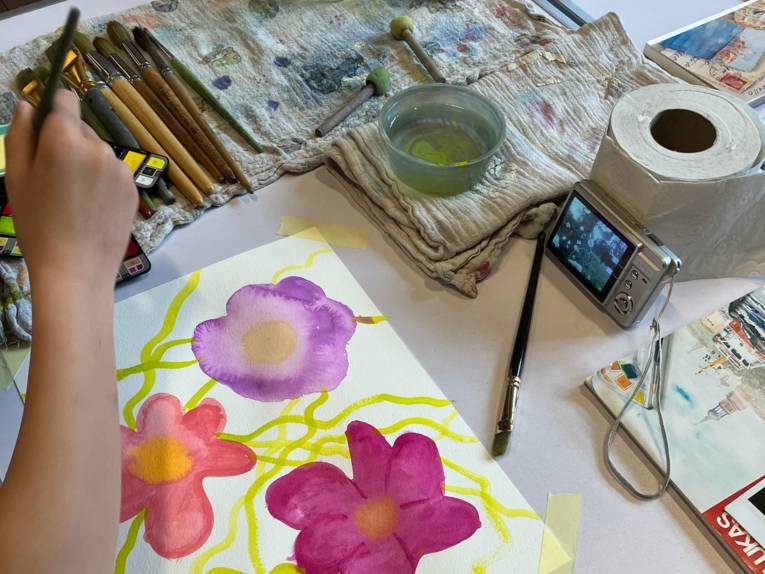 Ein Kind beim Malen eines Aquarells