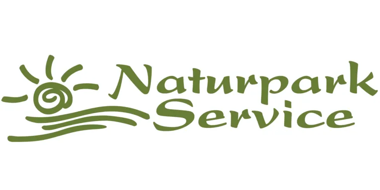 Logo: Sonne und Wellen sind stilisiert mit wenigen Strichen gezeichnet, daneben steht "Naturpark Service".