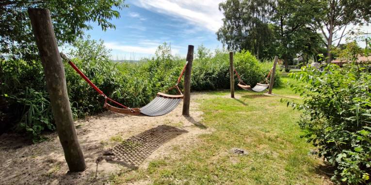 Robuste Outdoor-Hängematten am Ufer des Steinhuder Meeres