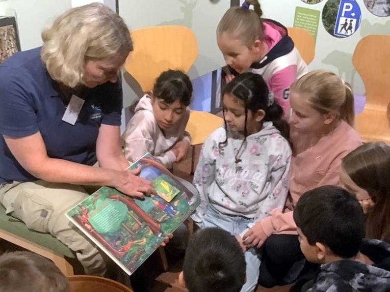 Eine Frau liest Kindern vor