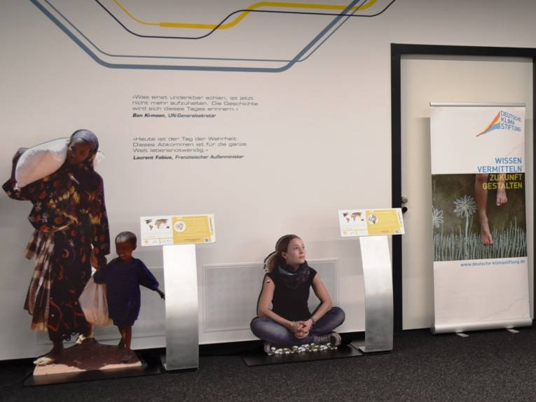 Blick auf die Ausstellung zum Thema umweltbedingte Migration: "Klimaflucht" in Neustadt am Rübenberge.
