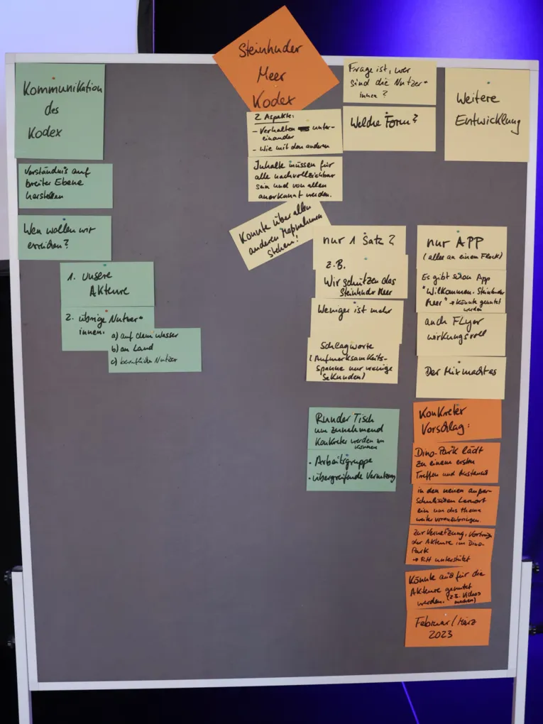 Auf Moderationsk&auml;rtchen stehen die Ergebnisse eines Workshops. Die K&auml;rtchen sind an eine Metaplanwand gepinnt.
