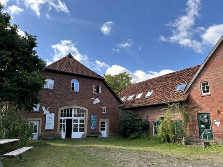 Blick von außen auf das Gebäude der Ökologische Schutzstation Steinhuder Meer e.V. (ÖSSM e.V.)