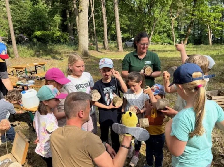 Kinder, Ranger und Bienen
