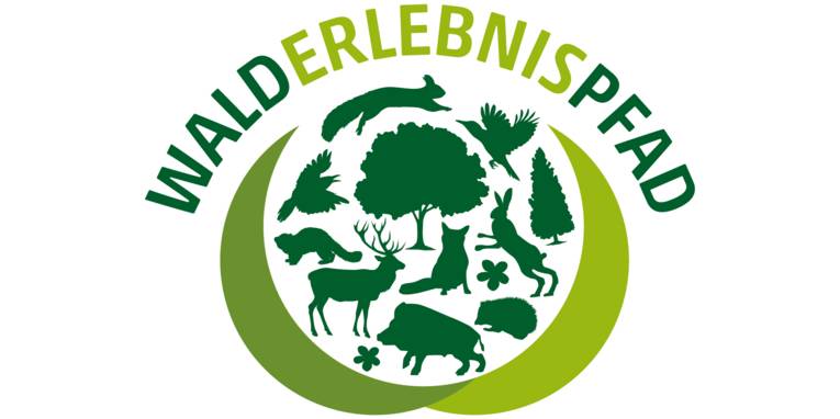 Logo: Verschiedene Tiere und Pflanzen des Waldes sind symbolhaft in dunkelgrüner Farbe in der Mitte, darüber der Text "Walderlebnispfad". Unten umrahmen zwei Halbmonde die Tiere und Pflanzen.