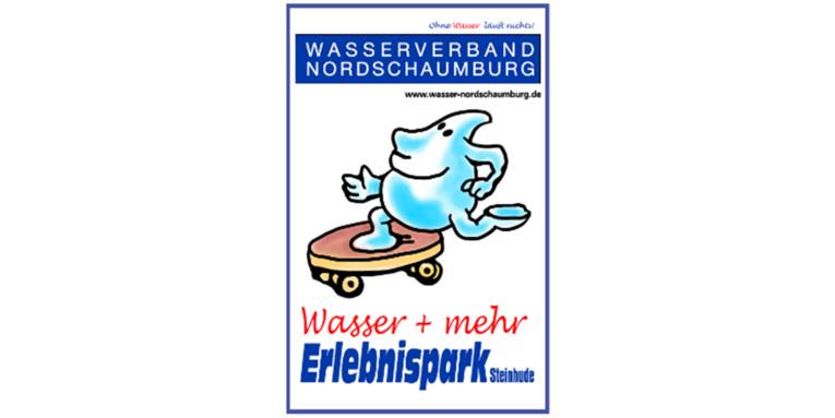 Logo: Ein Wassertropfen fährt auf einem Skatboard. Diese gezeichnete Szene wird umrahmt von den Worten: "Ohne Wasser läuft nichts. Wasserverband Nordschaumburg. www.wasser-nordschaumburg.de Wasser + mehr. Erlebnispark. Steinhude" und einem blauen Rahmen.