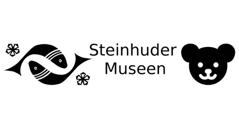 Logo: Schwarze Zeichen auf weißem Grund symbolisieren Fische, Kleeblätter und den Kopf eines Teddybären. Dazwischen steht der schwarze Text "Steinhuder Museen".