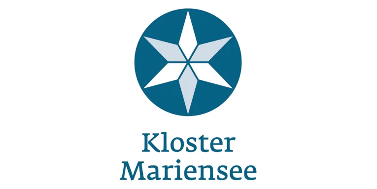 Logo: Ein Stern mit 6 Zacken ist in einem Kreis. Die Zacken sind abwechselnd weiß und grau, der Kreis ist blau. Darunter steht: "Kloster Mariensee".