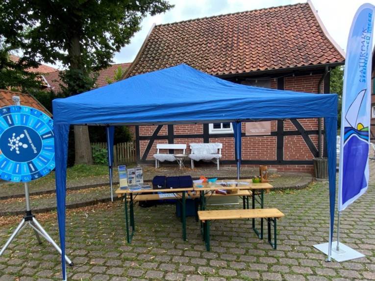 Aktionsstand auf einem Markt.