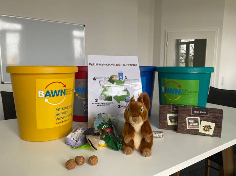 Verschiedene Gegenstände liegen auf einem Tisch.