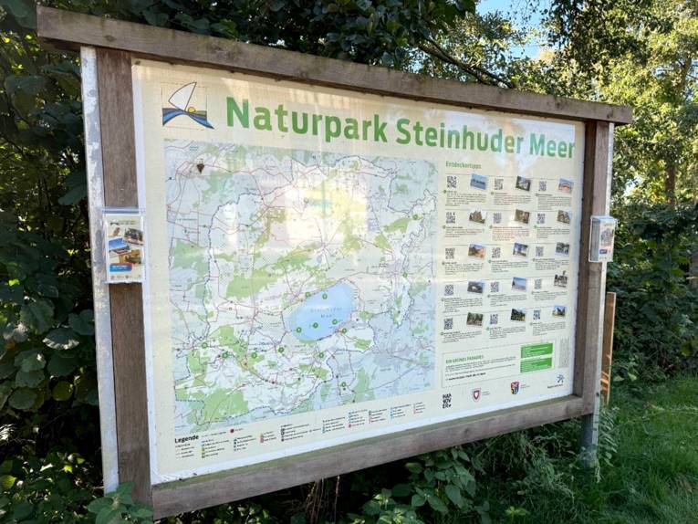 An einer Infotafel sind zwei Flyerhalter befestigt.