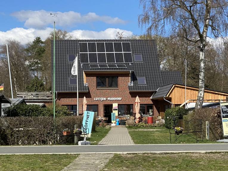 An der Fassade eines Gebäudes sind die Buchstaben Lüttjen Mardorf