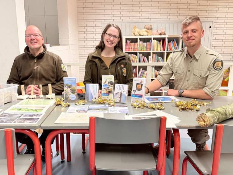 Das Ranger-Team sitzt an kleinen Möbeln.
