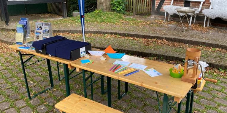 Aktionsstand auf einem Markt.