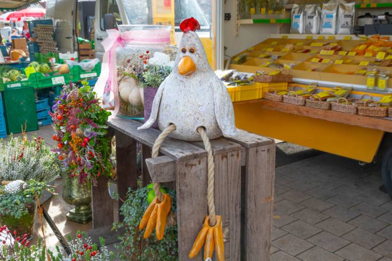 Dekoartikel, die auf dem Wochenmarkt Herrenhausen zum Verkauf angeboten werden.