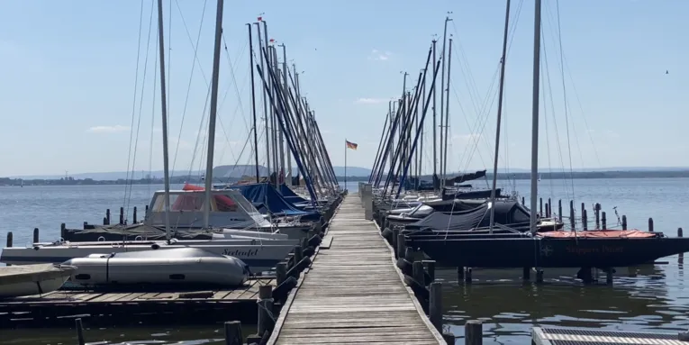 Blick einen Steg entlang, links und rechts liegen Boote.