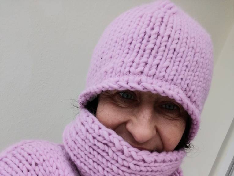 Person in einem Winteroutfit.