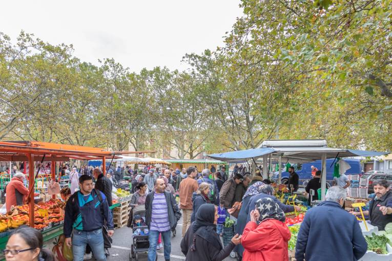 Viele Menschen bei ihrem Einkaufsbummel über den Wochenmarkt Mitte.