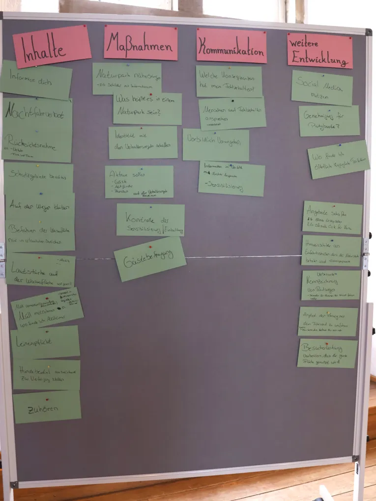 Auf Moderationsk&auml;rtchen stehen die Ergebnisse eines Workshops. Die K&auml;rtchen sind an eine Metaplanwand gepinnt.