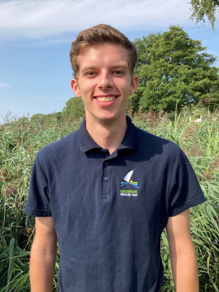 Porträtfoto eines Mannes mit Schilf im Hintergrund