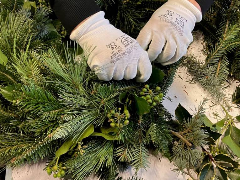 So wird ein dekorativer Kranz gebunden.