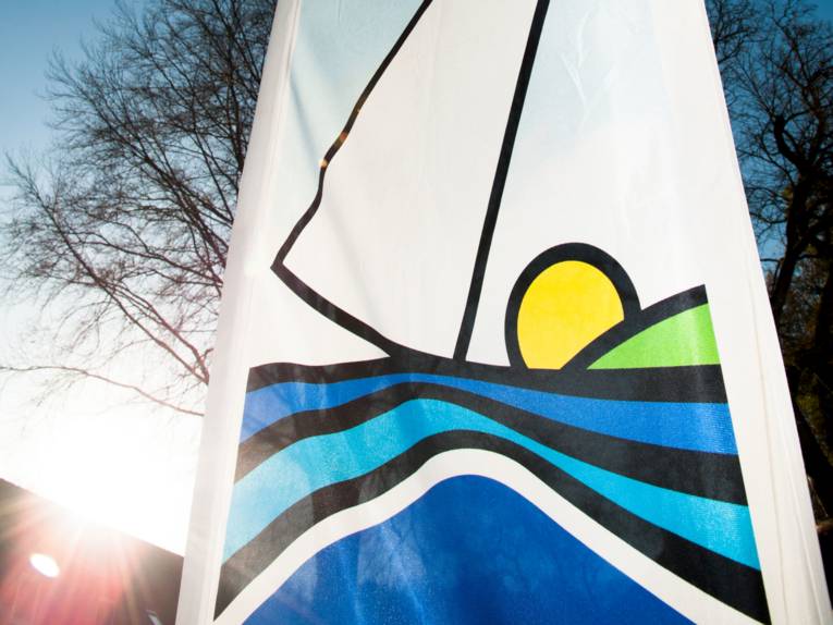 Beachflag mit Logo des Naturparks Steinhuder Meer