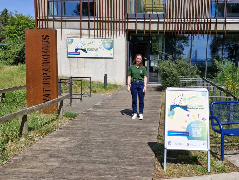 Eine Person vor dem Naturparkhaus in Mardorf am Steinhuder Meer
