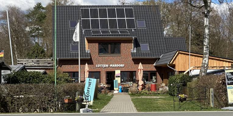An der Fassade eines Geb&auml;udes sind die Buchstaben L&uuml;ttjen Mardorf