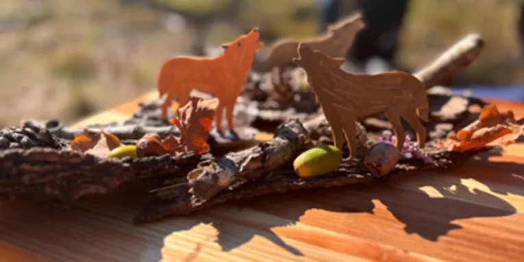 Naturmaterialien und ein Wolf aus einer d&uuml;nnen Holzplatte