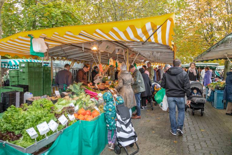 Menschen unterschiedlichen Alters auf dem Wochenmarkt in der Südstadt.