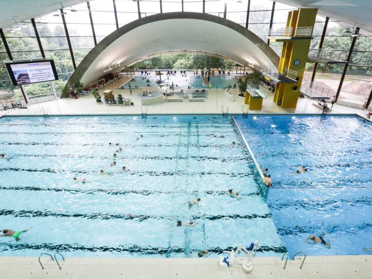 Hallenbad Schwimmbecken und Sprungturm Innenansicht