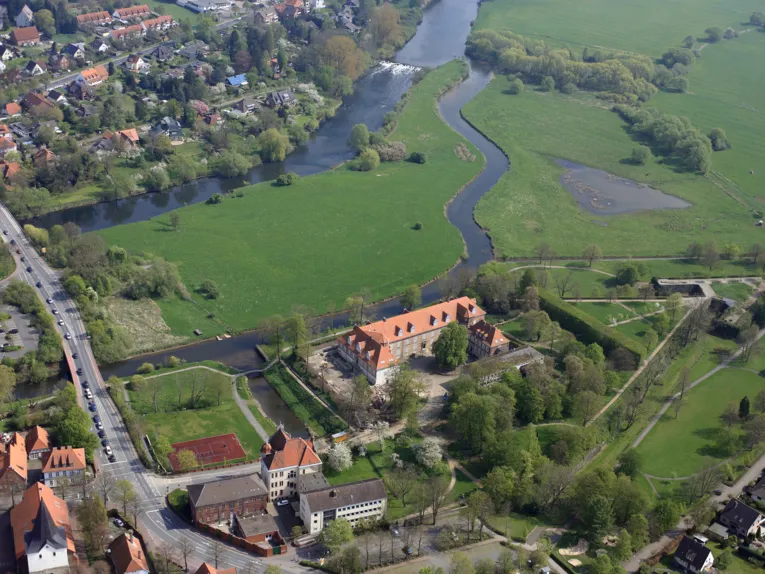 Neustadt am Rübenberge aus der Luft, die Leine und Schloss Landestrost sind gut zu erkennen.