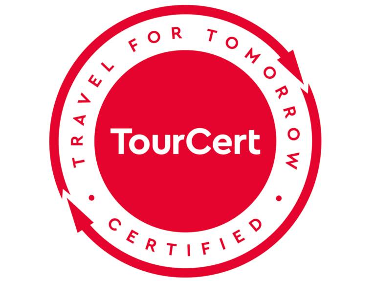 Siegel "TourCert" mit dem Text "TRAVEL FOR TOMORROW • CERTIFIED"