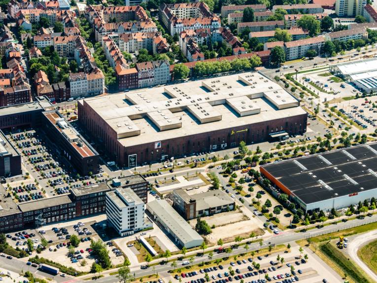 Luftaufnahme von Wohngebäude, Industriegebäuden und Parkplätzen