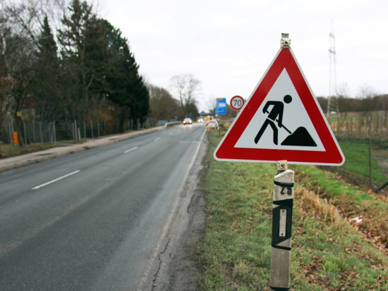 Baustellenschild neben einer Landstraße.