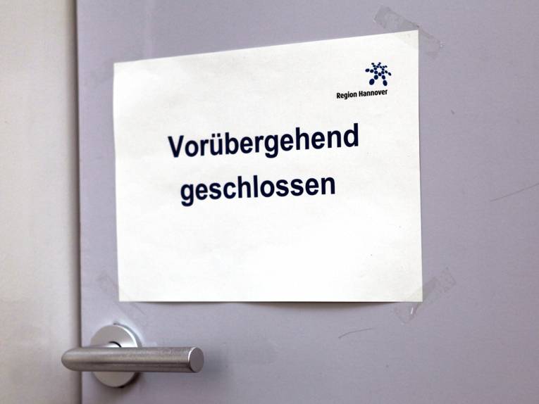 Schild an einer Tür mit dem Text "Vorübergehend geschlossen", das Regionslogo ist oben rechts.