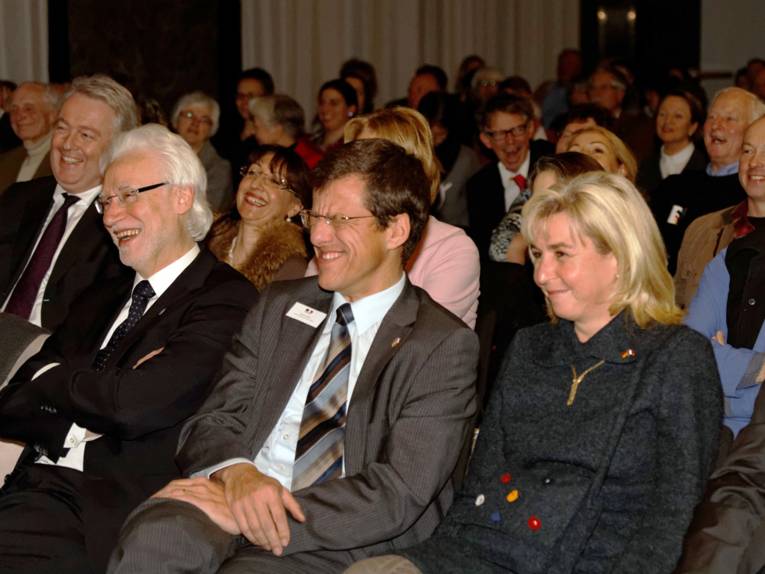 Die ersten Zuschauerreihen während der Podiumsdiskussion