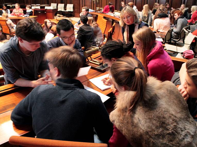 Eine Gruppe von Schülerinnen während des Workshops "Chance Élysée"