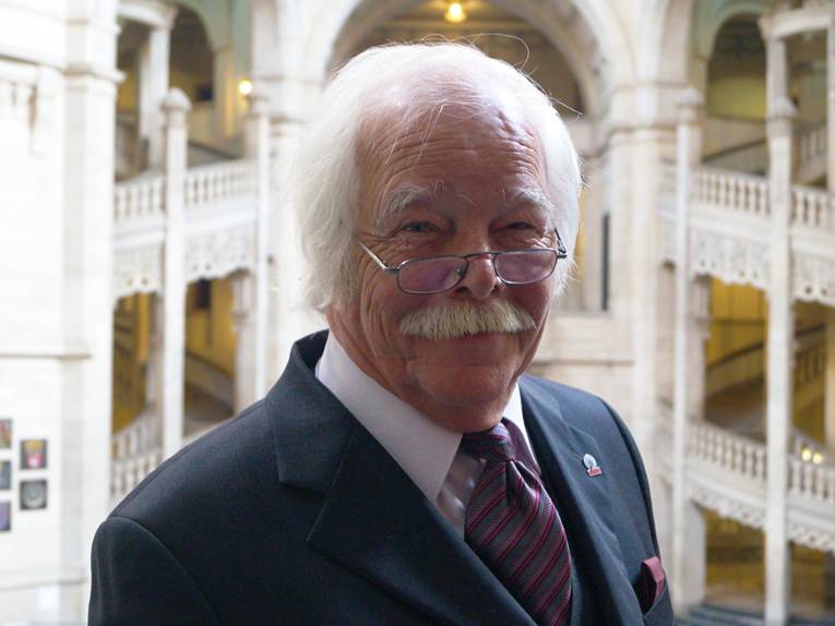 Otto Stender in der Rathaushalle