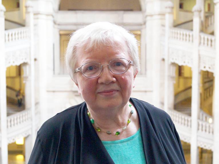 Luise Pusch in der Rathaushalle