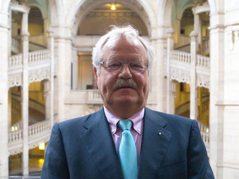 Sepp Heckmann in der Rathaushalle