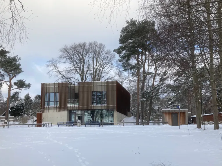 Das Naturparkhaus und das Gel&auml;nde drumherum sind eingeschneit.