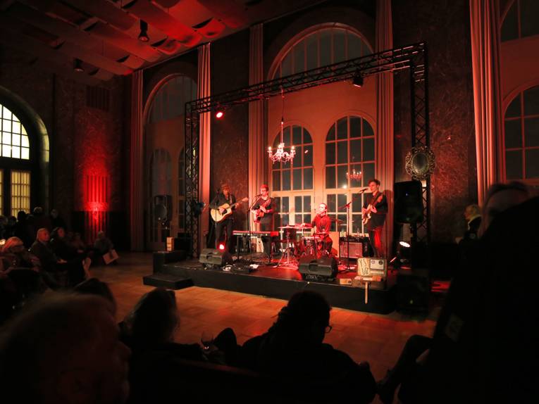 Im Mosaiksaal selbst gab es den Abend über Indie-Pop in entspannter Atmosphäre