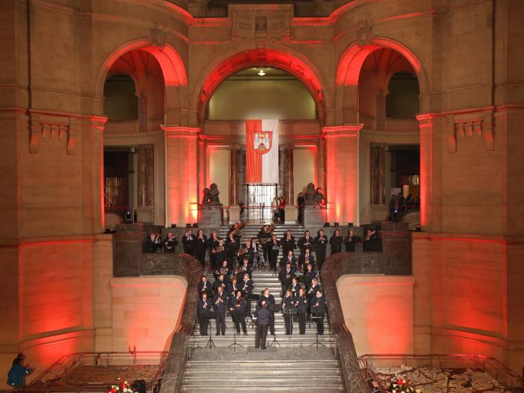 OPUS112 auf der Treppe in der Rathaushalle