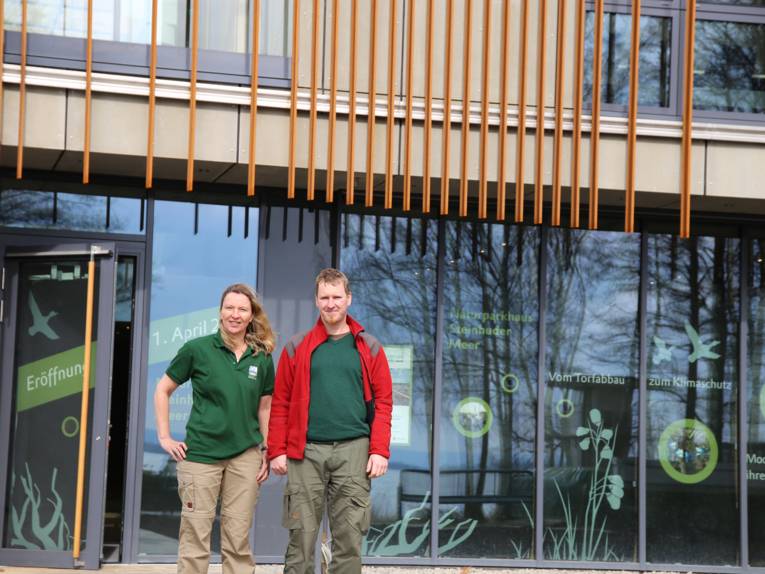 Elke Bohn, Mitarbeiterin des Naturparks, und Hendrik Holte, Naturpark Ranger, stehen vor dem Eingang zum Naturparkhaus.