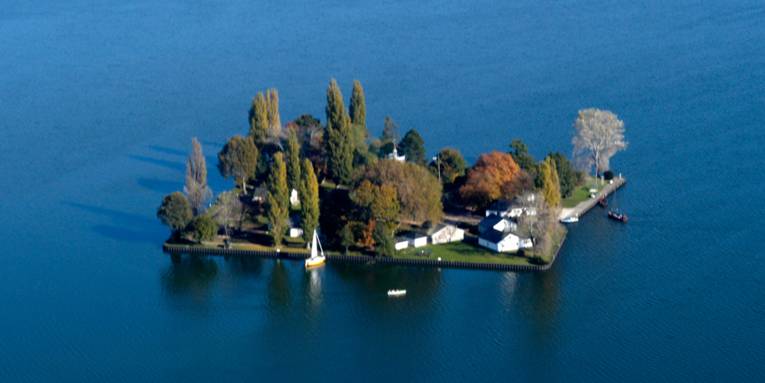 Blick von oben auf die Insel Wilhelmstein im Steinhuder Meer.