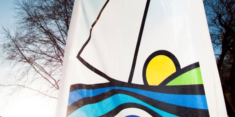 Freistehende Fahne mit dem Logo des Naturparks Steinhuder Meer