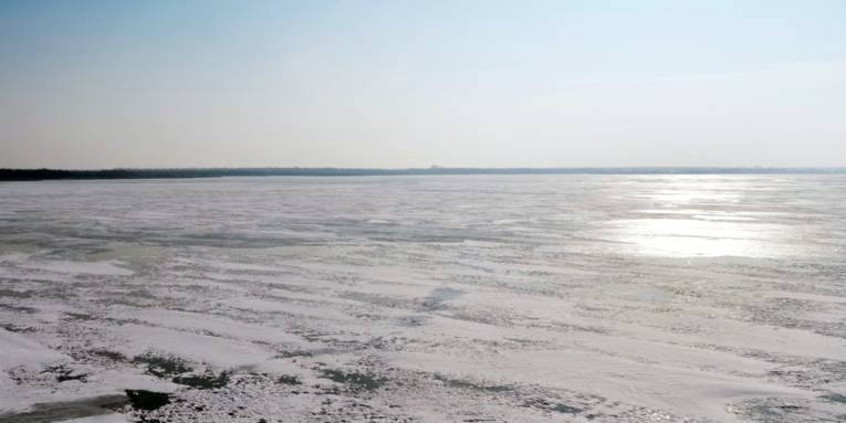 Eine verschneite Eisschicht liegt auf dem Steinhuder Meer.