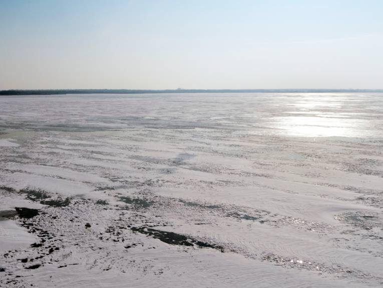 Eine verschneite Eisschicht liegt auf dem Steinhuder Meer.